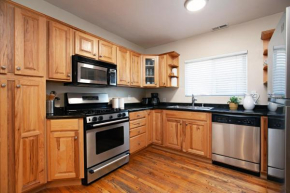 Hillcrest 3 bedroom charming private home by shops & restaurants